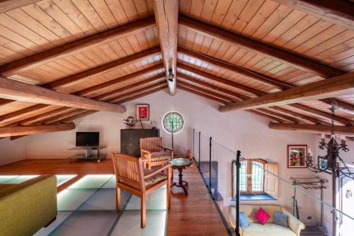 ein Wohnzimmer mit Holzdecken und Holzbalken in der Unterkunft Tenuta Rocca del Corvo - Luxe villa in Santa Maria di Licodia