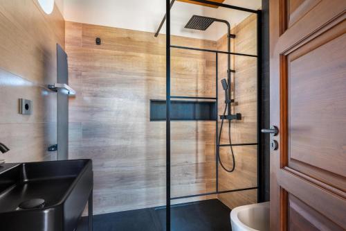 ein Badezimmer mit Dusche und Waschbecken in der Unterkunft Tenuta Rocca del Corvo - Luxe villa in Santa Maria di Licodia