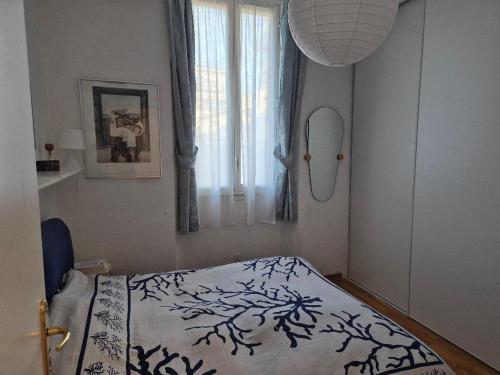 une chambre avec un lit et une fenêtre dans l'établissement Exceptionnel Cannes Banane, appartement rénové dans ancien couvent 43m et Terrasse 48m, à Cannes
