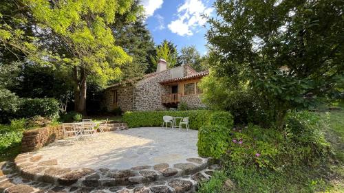 a house with a patio and chairs in front of it at Quinta da Mata de Baixo in Dornes