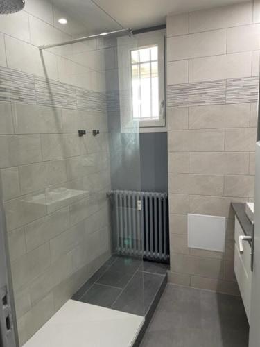 La salle de bains est pourvue d'une douche à l'italienne et d'une fenêtre. dans l'établissement T3 Toulon appartement complet, à Toulon