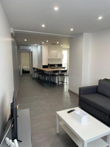 un salon avec un canapé et une table dans l'établissement T3 Toulon appartement complet, à Toulon