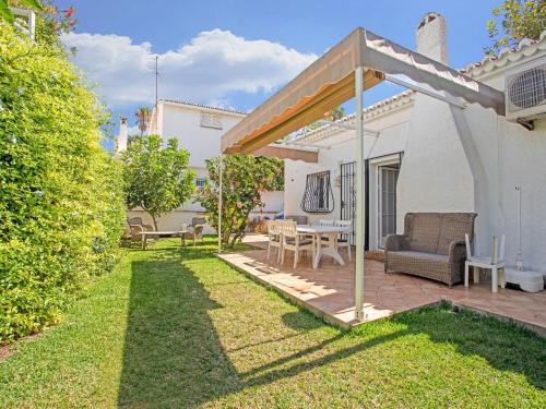 Zahrada ubytování Superb beachfront villa with guest house 50m opposite