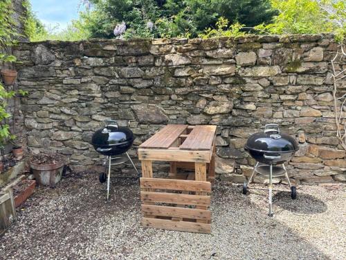 a grill and a table and two bbq pans at Aux 12 instants, Imagine in Lédergues