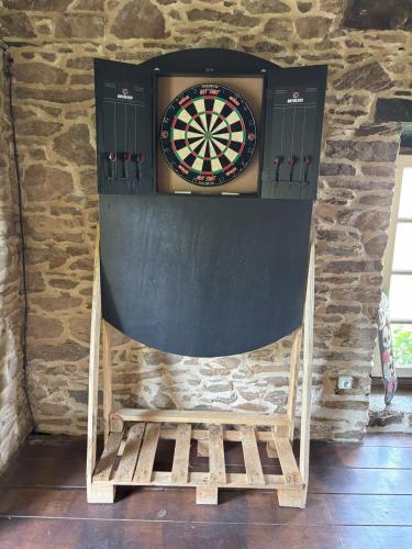 a dart board on the wall of a room at Aux 12 instants, Imagine in Lédergues