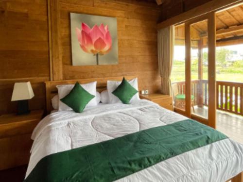 Ένα ή περισσότερα κρεβάτια σε δωμάτιο στο Uma Padi Cabin Umalas Bali