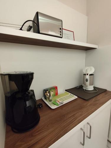a coffee maker on a wooden counter in a room at Garni Hotel & Ferienwohnungen Seeschlößchen in Waldeck