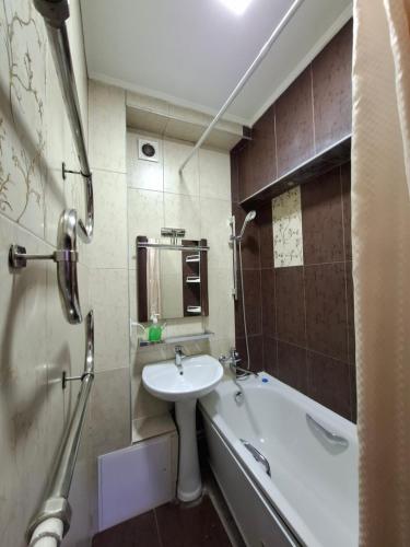 Koupelna v ubytování Apartment in street Kievskaya 49