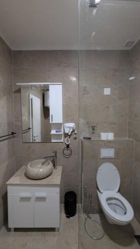 Ένα μπάνιο στο Apartment SKY