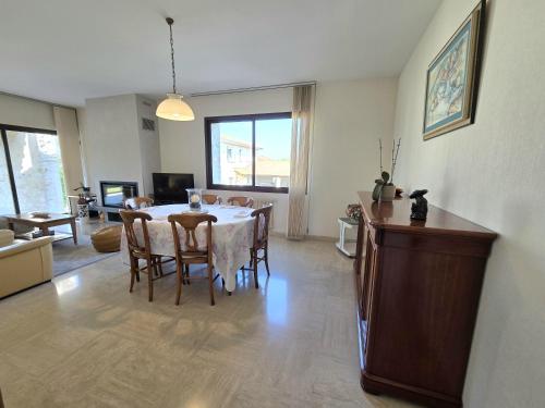 un salon avec une table de salle à manger et une cuisine dans l'établissement Évasion en Ville : Maison avec Piscine Privée, à LʼIsle-dʼEspagnac