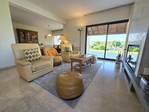 un salon avec un canapé et une table dans l'établissement Évasion en Ville : Maison avec Piscine Privée, à LʼIsle-dʼEspagnac