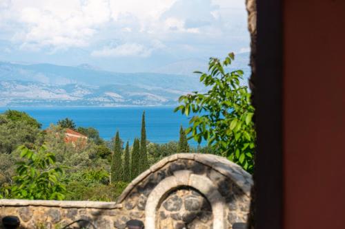 una vista dell'oceano da una finestra di Villa Kerkyra a Gouviá