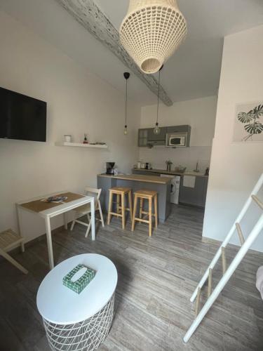 un salon avec une table et une cuisine dans l'établissement Studio vieil Antibes et mezzanine proche de la mer, à Antibes