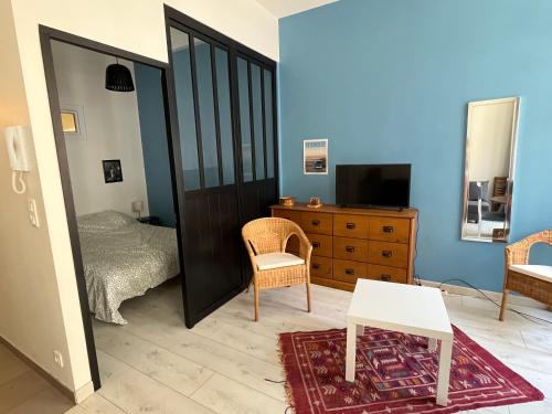Cette chambre comprend une chambre avec un lit et une commode. dans l'établissement Appartement climatisé Centre Ville Sète, à Sète