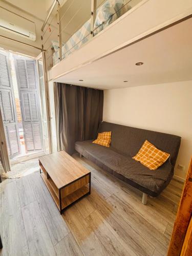 un salon avec un canapé et une table basse dans l'établissement Berlioz TERRASSE, à Nice