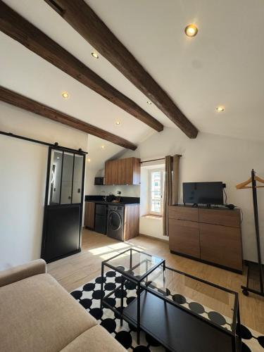 un salon avec un canapé et une cuisine dans l'établissement Studio Cannes, near Croisette, à Cannes