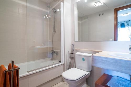 ロザスにあるGlobal Immo 3171 Milleni IIのバスルーム(トイレ、洗面台、シャワー付)