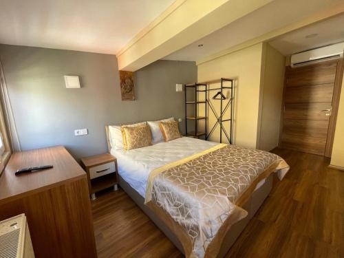 Un dormitorio pequeño con una cama y un escritorio. en Timeks Hotel Sultanahmet, en Estambul