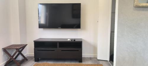 Μια τηλεόραση ή/και κέντρο ψυχαγωγίας στο Appartement Emplacement Numéro1 Sanary - Plage et port à pied