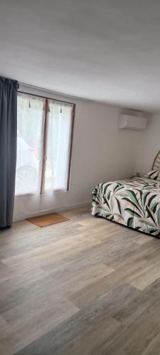 une chambre vide avec un lit et une fenêtre dans l'établissement Appartement Emplacement Numéro1 Sanary - Plage et port à pied, à Sanary-sur-Mer