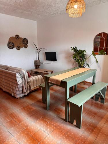 TV a/nebo společenská místnost v ubytování Cozy studio apartment