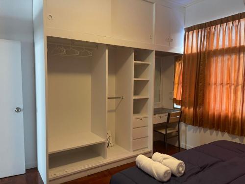 Giường trong phòng chung tại ESSENCE Home