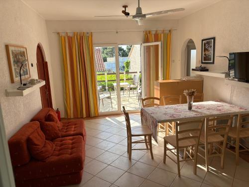 a kitchen and living room with a table and chairs at Idyllisches Haus an Weingärten 30 m von Kiesstrand in Podobuče