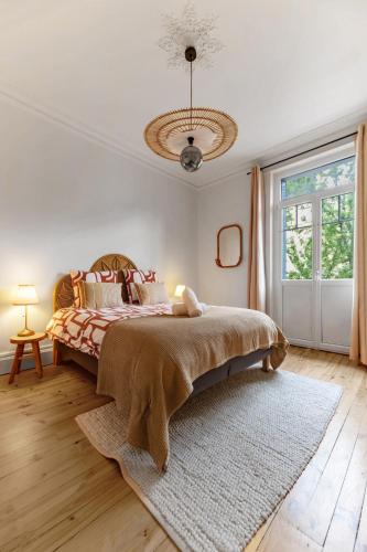 une chambre avec un lit et une grande fenêtre dans l'établissement Residence Germot - Maison et Appartements design proche Thermes, à Vichy