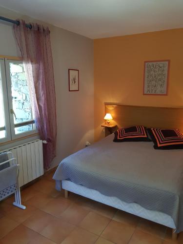 une chambre avec un grand lit et une fenêtre dans l'établissement Chambre d'Hôte 