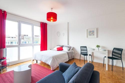 un salon avec un lit et un canapé dans l'établissement Studio lumineux Lyon, à Lyon