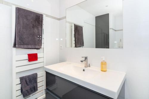 une salle de bain avec un lavabo et un miroir dans l'établissement Studio lumineux Lyon, à Lyon