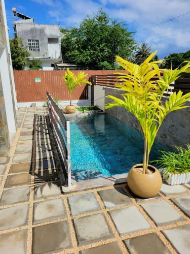 Freesia 1 Apartment - Pool, 3min Walk to Beach & Shops