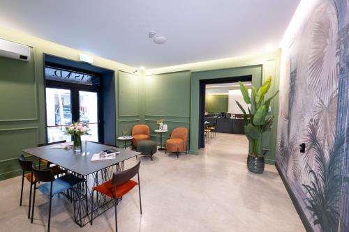 a dining room with green walls and a table and chairs at Casa D Hotel Napoli in Naples