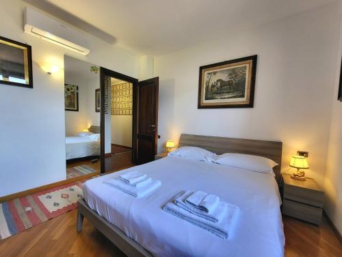 Postel nebo postele na pokoji v ubytování Casa Intignano - appartamento con terrazzo vista lago