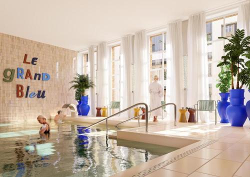 a room with a pool with a baby in the water at Résidence Services Séniors MONTANA CHARTRES in Chartres
