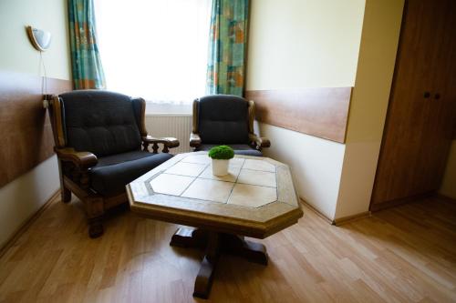 a waiting room with two chairs and a table and a table sidx sidx sidx at Zajazd Saga in Gryfino
