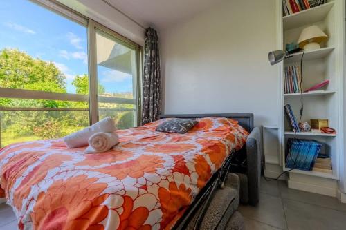 une chambre avec un lit et une grande fenêtre dans l'établissement Studio - L'Ancre Grise, à La Rochelle