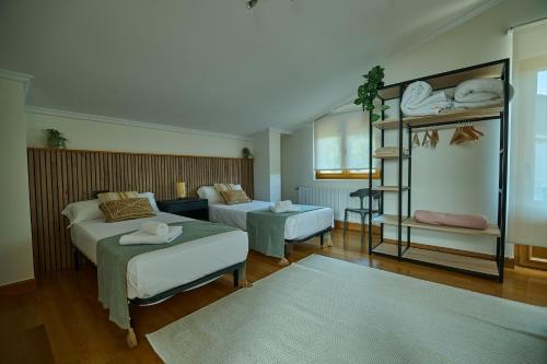 - une chambre avec 2 lits et une étagère dans l'établissement Tanbolin, à Gautegiz Arteaga