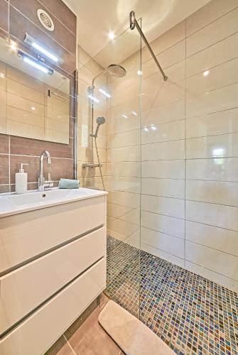 une salle de bain avec un lavabo et une douche dans l'établissement La Bohème-Close to St-Tropez Swimming pool -Tennis, à Saint-Tropez
