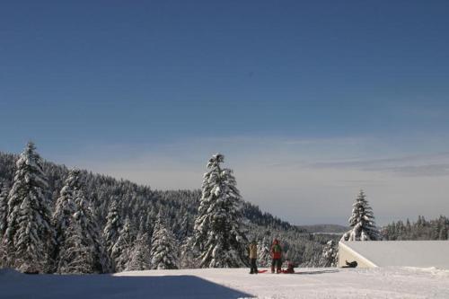 a group of people standing on a snow covered slope at Charmante maison de vacances entre l Ardèche et Lozère in Saint-Étienne-de-Lugdarès