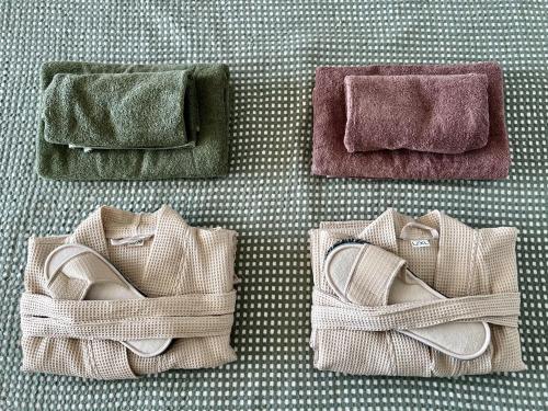 vier verschillend gekleurde tassen op een tafel bij The house of secrets in Torrevieja