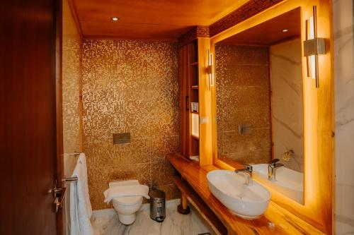 Ένα μπάνιο στο Azhar Dahabiya luxury suites