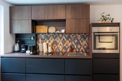 Η κουζίνα ή μικρή κουζίνα στο Retro-Modern in der Bregenzer Fussgaengerzone