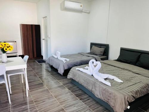 Postel nebo postele na pokoji v ubytování พราวด์รีสอร์ท ศรีเทพ