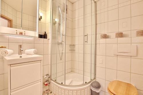 une salle de bain avec une douche, des toilettes et un lavabo dans l'établissement Residenz Ostseestrand Appartement 31 "Aurora", à Scharbeutz