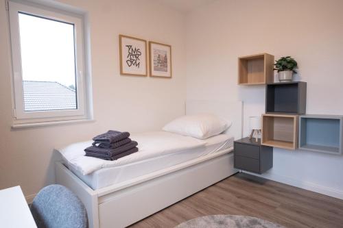 a small room with a bed and a window at Wackenhuus 4 Albersdorf in Albersdorf
