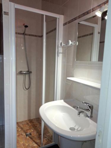 a bathroom with a white sink and a shower at Charmante maison en pleine montagne basque in Saint-Jean-Pied-de-Port