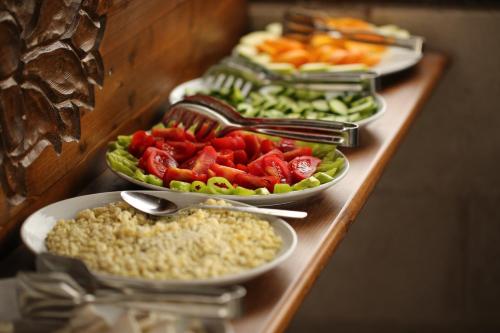 une ligne de buffet avec des assiettes de légumes et de riz dans l'établissement Turquaz Cave Hotel, à Gorëme