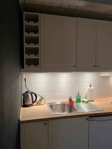 Una cocina o cocineta en Sydkustens at Tullnäs Vingård