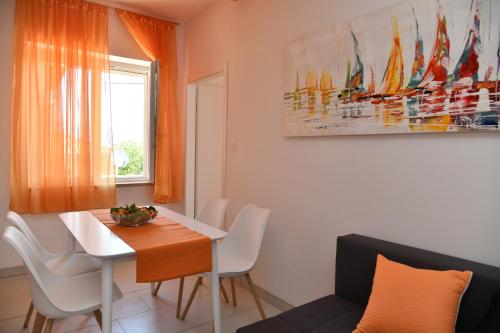Apartments Mandalena with terrace, 1 min walk to the beach